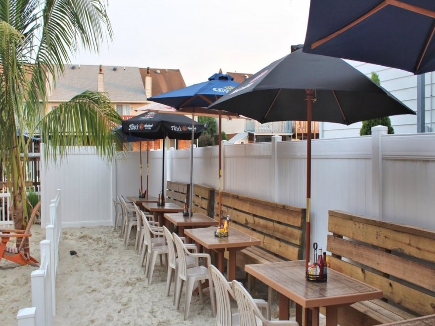 Tailchasers Restaurant & Dock Bar