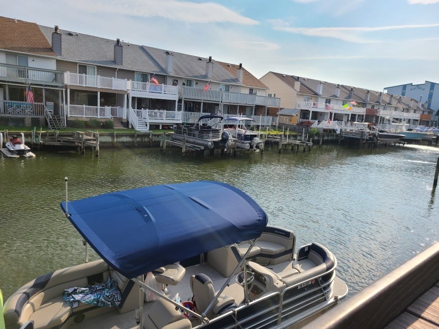 Tailchasers Restaurant & Dock Bar